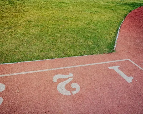 Tor do biegania z numerami torów 1, 2, 3. Idealne miejsce na bieg na 5 km czas amatora.