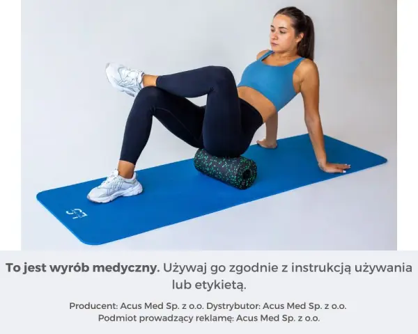 Kobieta wykonuje ćwiczenia na ból pośladków, używając rollera do masażu na macie.