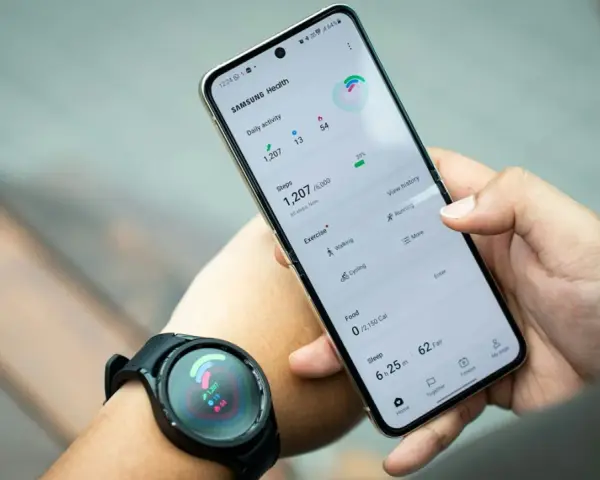 Zegarek smartwatch nie chce się włączyć, a na ekranie telefonu widać aplikację Samsung Health z danymi o aktywności.