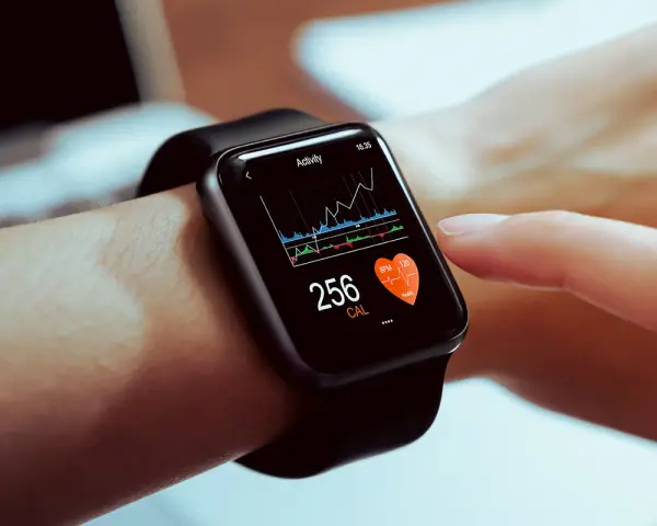 Aplikacja do smartwatch pokazuje aktywność: 256 kcal, tętno 120 BPM. Dbałość o zdrowie na wyciągnięcie ręki.