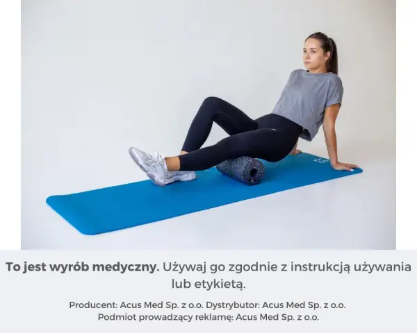 Kobieta wykonuje ćwiczenia na wałku do masażu, dbając o kolano skoczka.