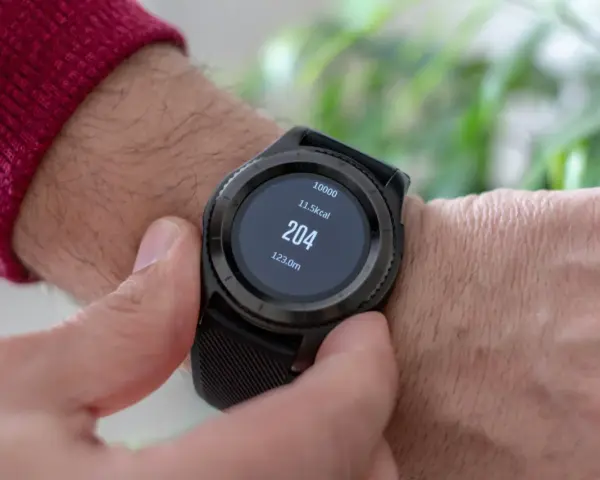Sprawdzam, czy Apple Watch dobrze liczy kalorie. Na ekranie widać 204 kcal i 10000 kroków.