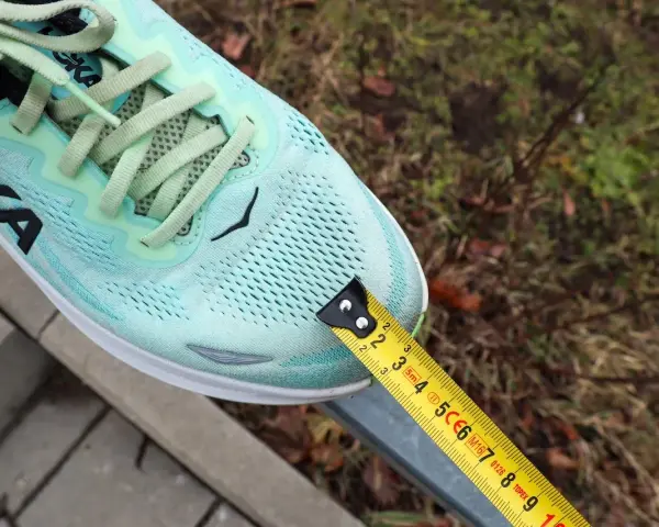 Miarka mierzy szerokość buta do biegania. Czy buty do biegania nadają się do chodzenia? Zobaczmy, jak się sprawdzą.