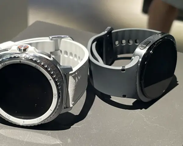 Dwa smartwatche, biały i szary, leżą obok siebie. Dowiedz się, jak namierzyć smartwatch, gdy zgubisz go w domu lub na spacerze.