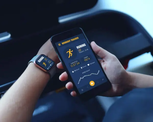 Smartwatch i telefon synchronizują dane treningowe. Zobacz, jak połączyć smartwatcha z telefonem, by śledzić bieganie i inne aktywności.