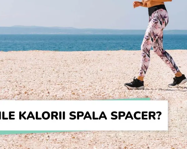 Kobieta w legginsach z motywem roślinnym biegnie po plaży. Ile kalorii spala spacer?