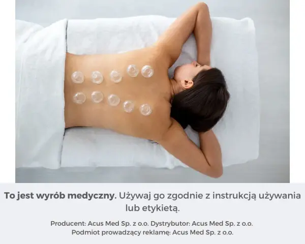 Kobieta z bańkami bezogniowymi na plecach. Dowiedz się, jak stawiać bańki bezogniowe, by cieszyć się relaksem i ulgą.