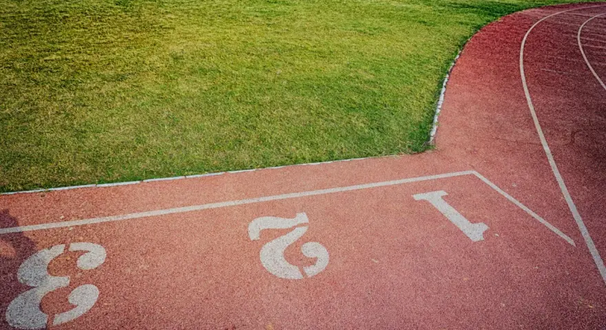 Tor do biegania z numerami torów 1, 2, 3. Idealne miejsce na bieg na 5 km czas amatora.