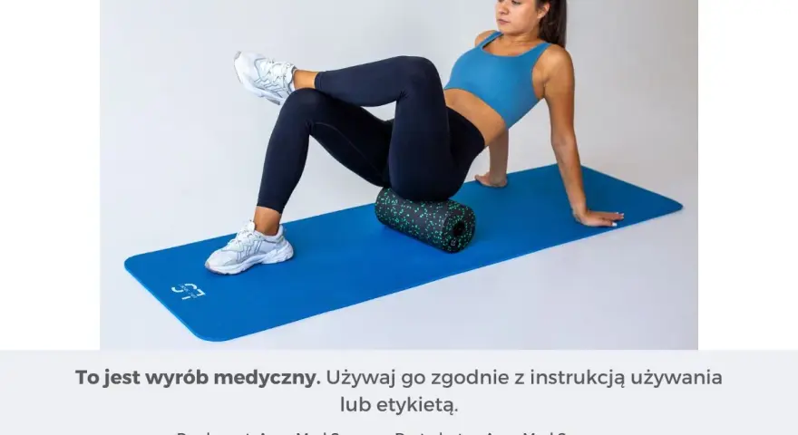 Kobieta wykonuje ćwiczenia na ból pośladków, używając rollera do masażu na macie.