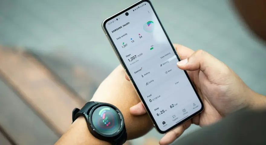 Zegarek smartwatch nie chce się włączyć, a na ekranie telefonu widać aplikację Samsung Health z danymi o aktywności.