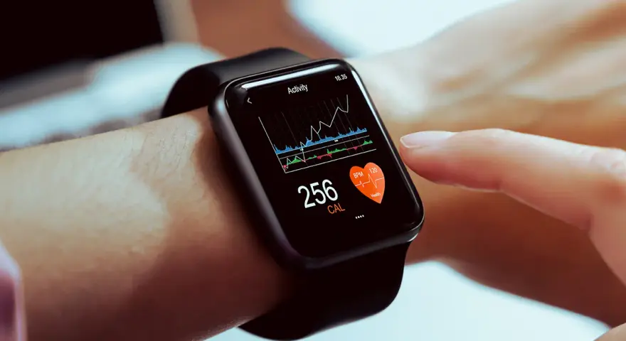 Aplikacja do smartwatch pokazuje aktywność: 256 kcal, tętno 120 BPM. Dbałość o zdrowie na wyciągnięcie ręki.