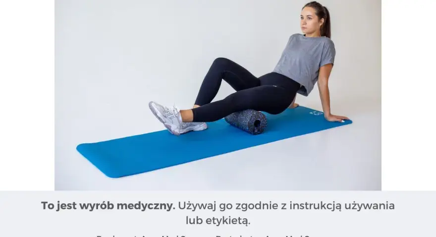 Kobieta wykonuje ćwiczenia na wałku do masażu, dbając o kolano skoczka.