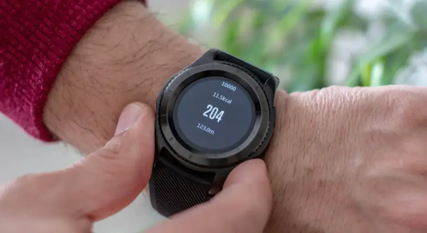 Sprawdzam, czy Apple Watch dobrze liczy kalorie. Na ekranie widać 204 kcal i 10000 kroków.