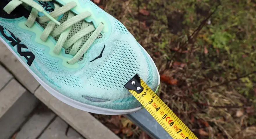 Miarka mierzy szerokość buta do biegania. Czy buty do biegania nadają się do chodzenia? Zobaczmy, jak się sprawdzą.