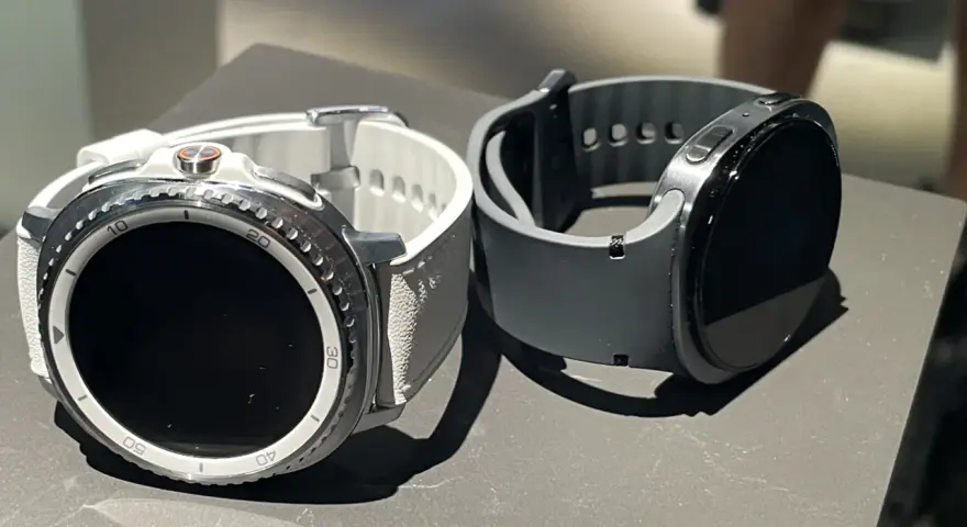 Dwa smartwatche, biały i szary, leżą obok siebie. Dowiedz się, jak namierzyć smartwatch, gdy zgubisz go w domu lub na spacerze.