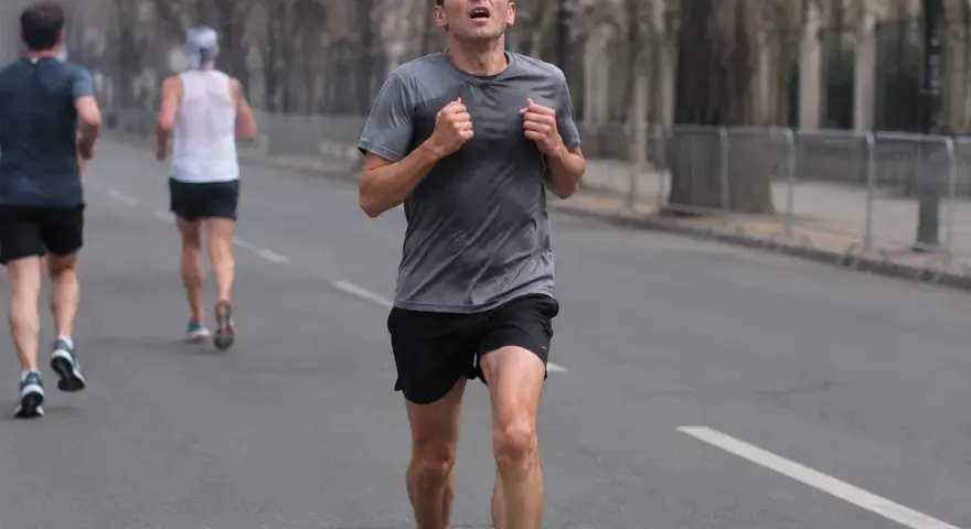 Mężczyzna biegnie w półmaratonie, zdeterminowany, by osiągnąć swój cel.
