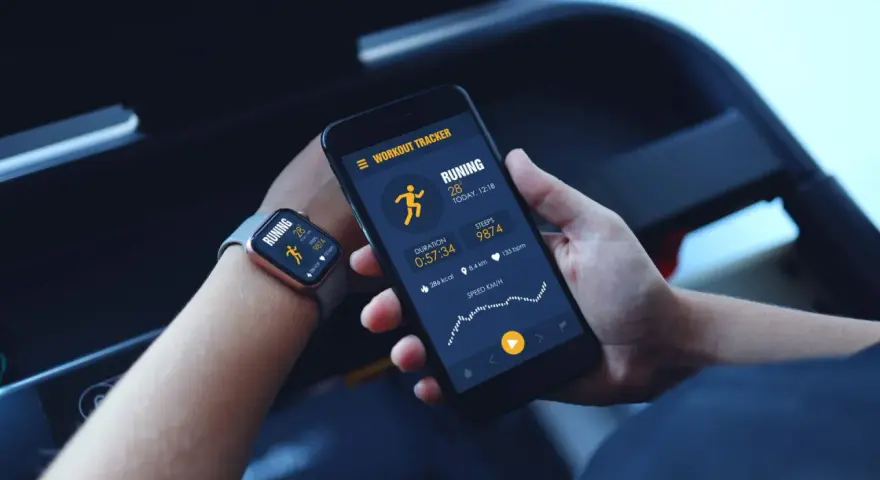 Smartwatch i telefon synchronizują dane treningowe. Zobacz, jak połączyć smartwatcha z telefonem, by śledzić bieganie i inne aktywności.