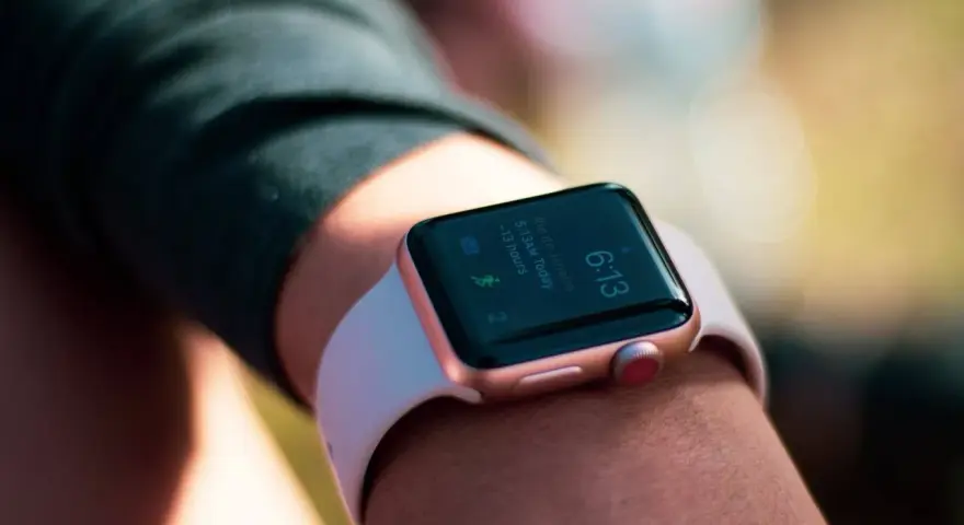 Złoty smartwatch z Google Play na nadgarstku, pokazuje godzinę 6:13 i informacje o aktywności.