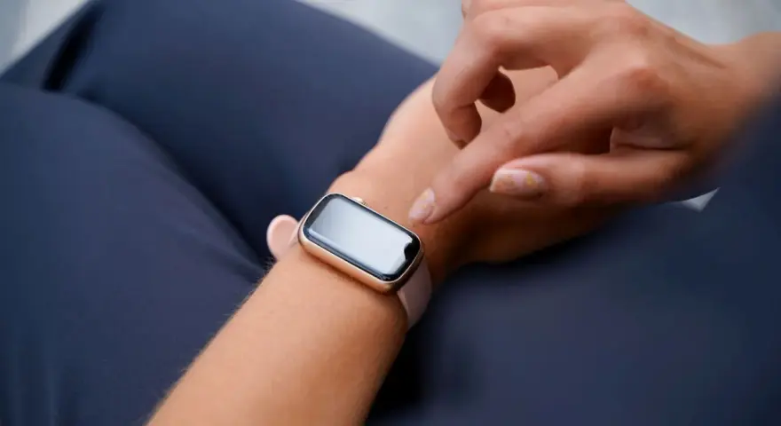 Dłoń próbuje obudzić smartwatch, który nie reaguje na ruch.