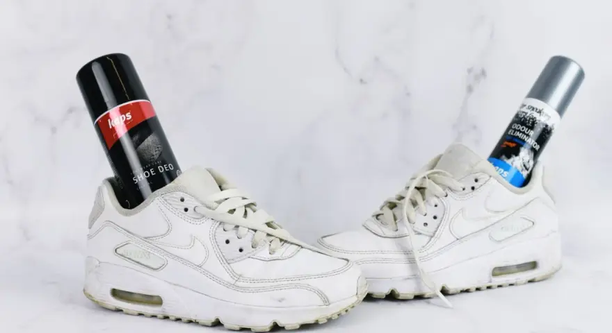 Białe sneakersy z włożonymi do środka dezodorantami do butów. Skuteczne domowe sposoby na śmierdzące buty.