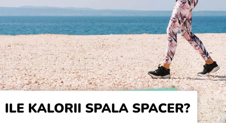 Kobieta w legginsach z motywem roślinnym biegnie po plaży. Ile kalorii spala spacer?