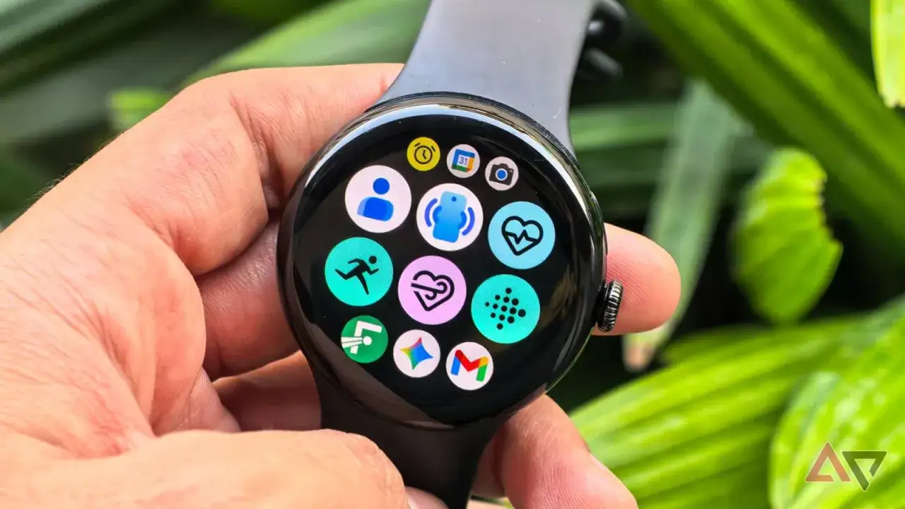 Smartwatch z Google Play pokazuje ikony aplikacji: profil, telefon, tętno, bieganie, oddech, Fitbit, aparat, kalendarz, Gmail.