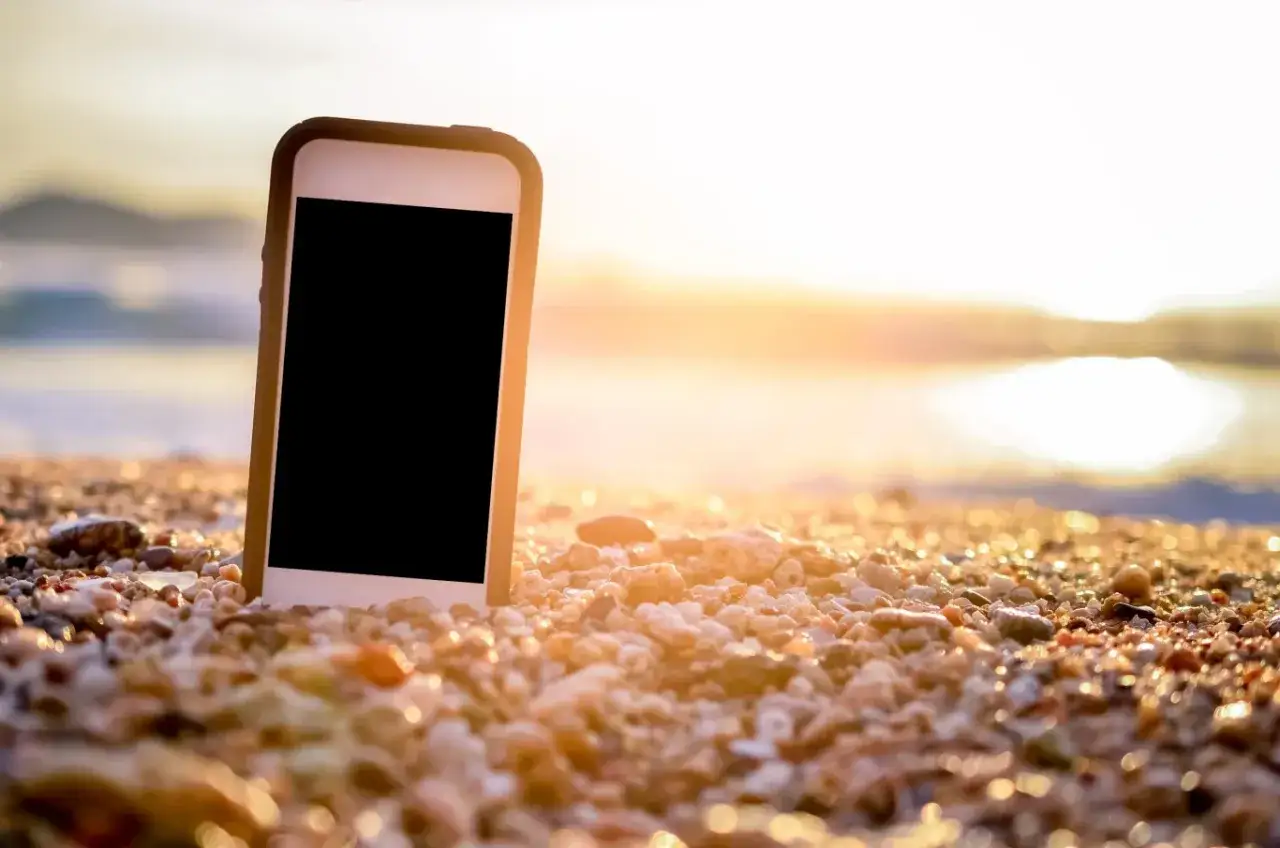 Telefon na plaży nagrzewa się. Jak schłodzić telefon? Unikaj słońca, schowaj do torby.