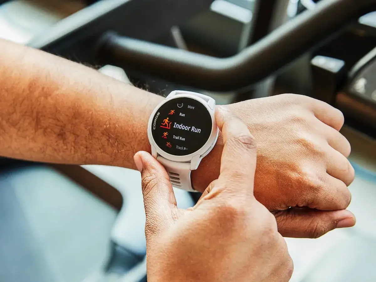 Smartwatch pokazuje opcje treningu, w tym