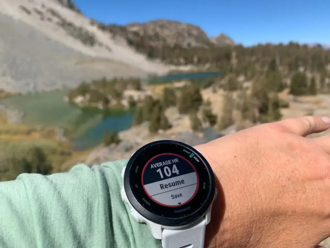 Zegarek Garmin pokazuje średnie tętno 104. To idealny moment, by wrócić do biegania, realizując swój jak zacząć biegać plan 10-tygodniowy.