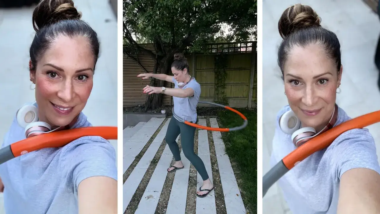 Kobieta kręci hula hop w ogrodzie. Czy hula hop jest szkodliwe? Ćwiczenie to poprawia kondycję i nie jest szkodliwe.